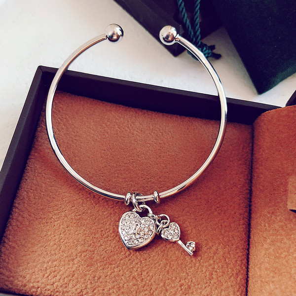 Μοντέρνο γυναικείο βραχιόλι σε χρυσό χρώμα με κρεμαστό κόσμημα