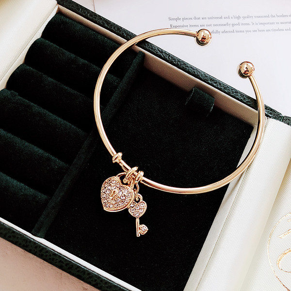 Μοντέρνο γυναικείο βραχιόλι σε χρυσό χρώμα με κρεμαστό κόσμημα