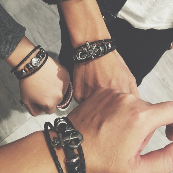 Bőr és fém elemekkel ellátott karkötő nőknek és férfiaknak egyaránt