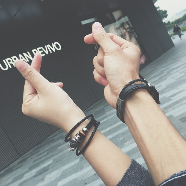 Bőr és fém elemekkel ellátott karkötő nőknek és férfiaknak egyaránt