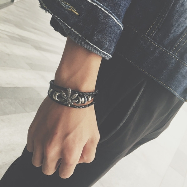 Bőr és fém elemekkel ellátott karkötő nőknek és férfiaknak egyaránt