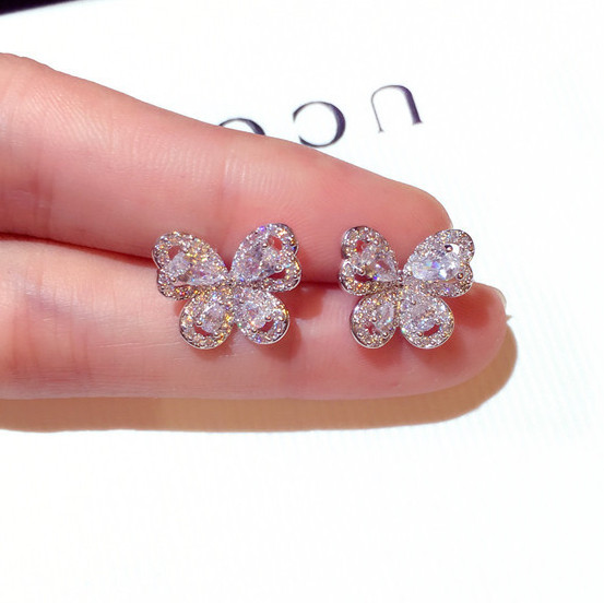 Stílusos női fülbevaló kövekkel, ezüst színben