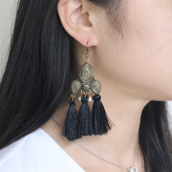 Cercei de dama cu ciucuri in trei culori