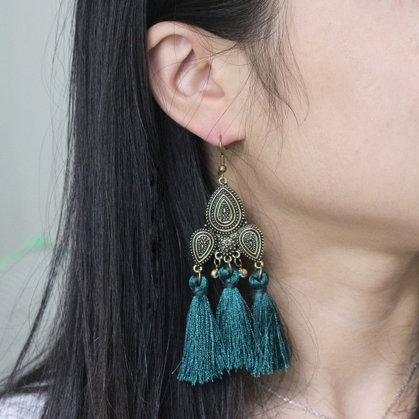 Cercei de dama cu ciucuri in trei culori