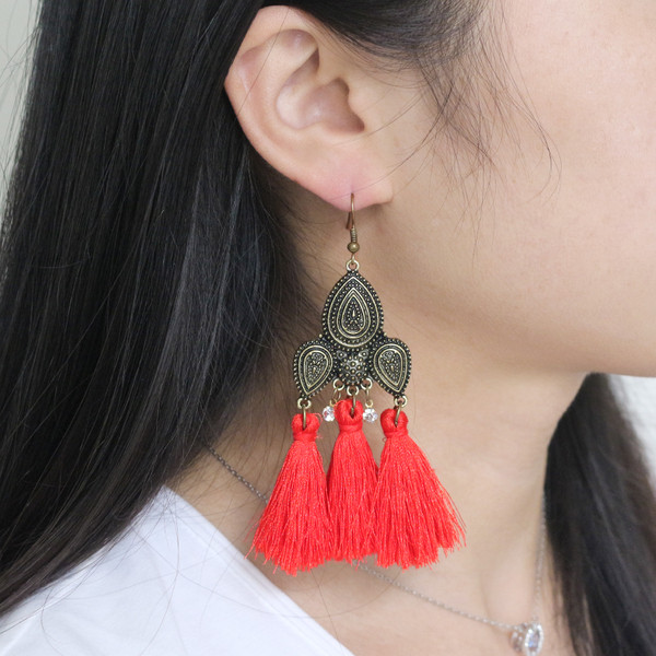 Cercei de dama cu ciucuri in trei culori