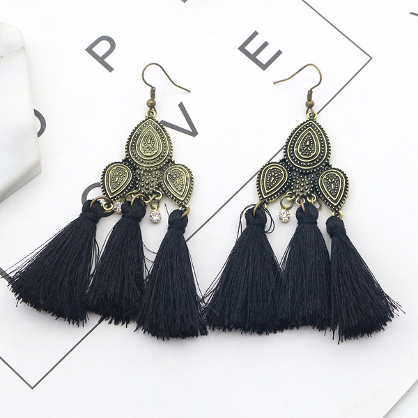 Cercei de dama cu ciucuri in trei culori