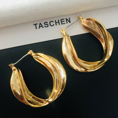 Μοντέρνα γυναικεία σκουλαρίκια με στρογγυλό σχήμα σε δύο χρώματα