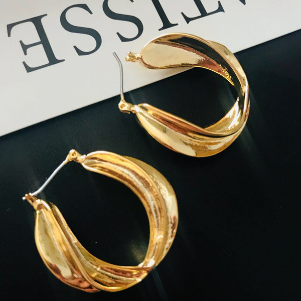 Μοντέρνα γυναικεία σκουλαρίκια με στρογγυλό σχήμα σε δύο χρώματα