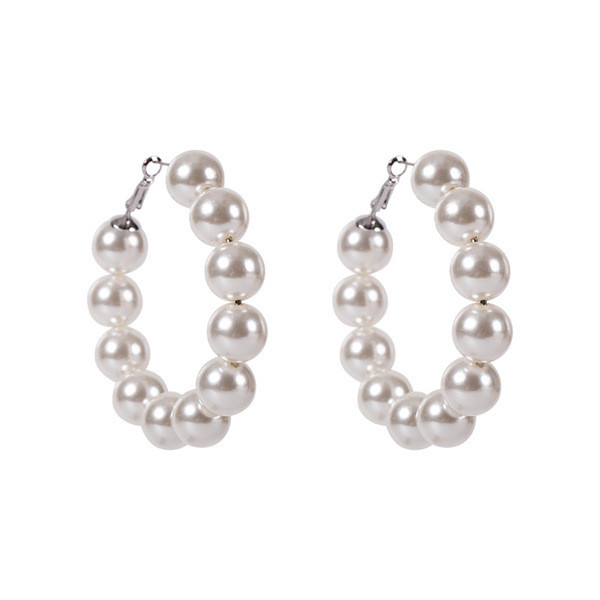 Κομψά γυναικεία σκουλαρίκια με στρογγυλό σχήμα και πέρλες