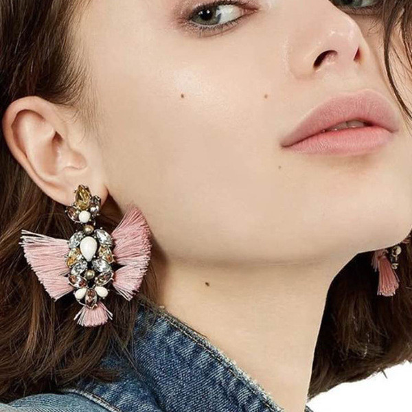 Cercei de dama actuali cu pietre in mai multe culori