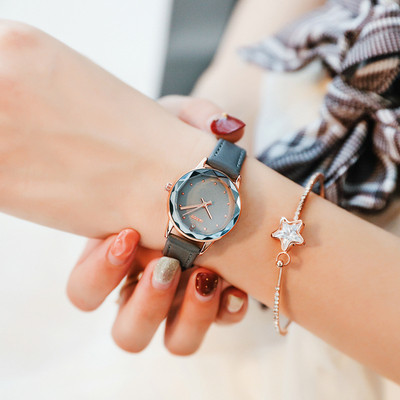 Γυναικείο σύγχρονο ρολόι με δερμάτινο λουρί σε διάφορα χρώματα