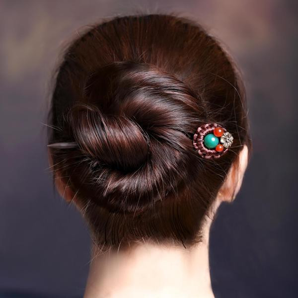 Αξεσουάρ μαλλιών με έγχρωμες πέτρες