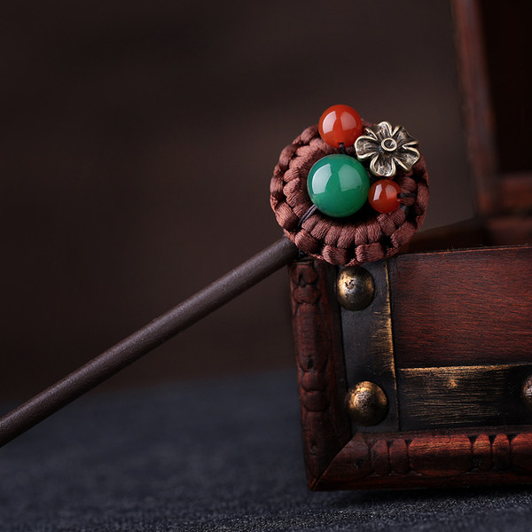 Αξεσουάρ μαλλιών με έγχρωμες πέτρες