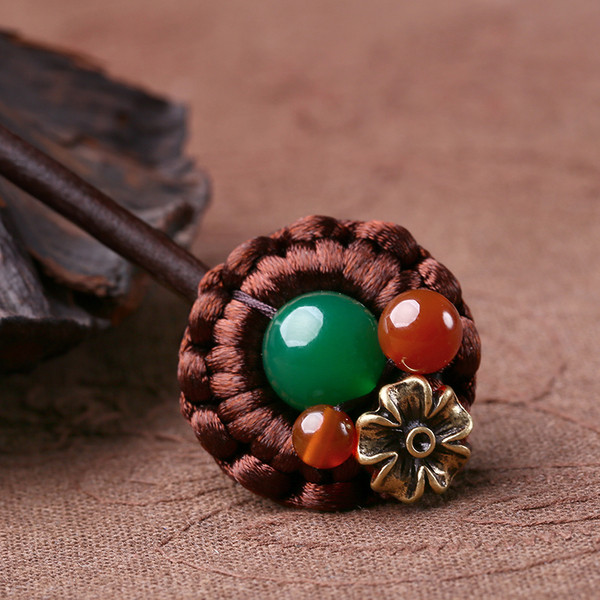 Αξεσουάρ μαλλιών με έγχρωμες πέτρες