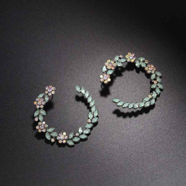 Cercei de dama moderni cu pietre in mai multe culori