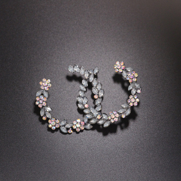 Cercei de dama moderni cu pietre in mai multe culori