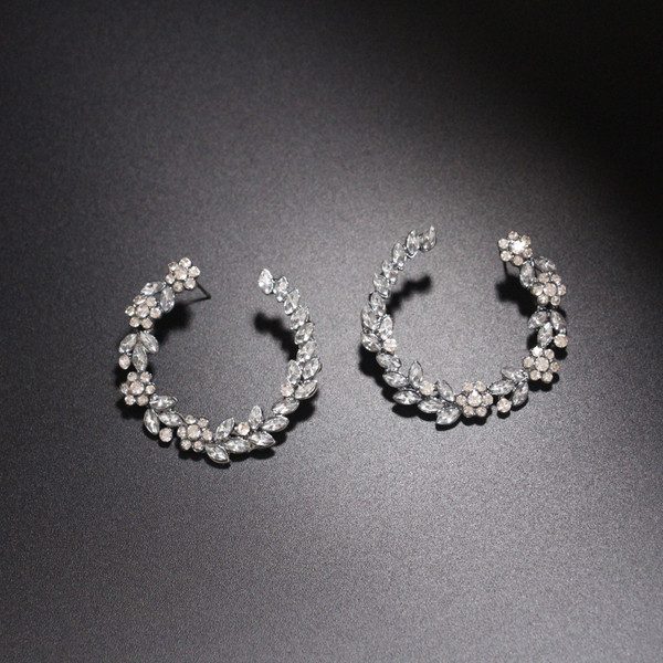 Cercei de dama moderni cu pietre in mai multe culori