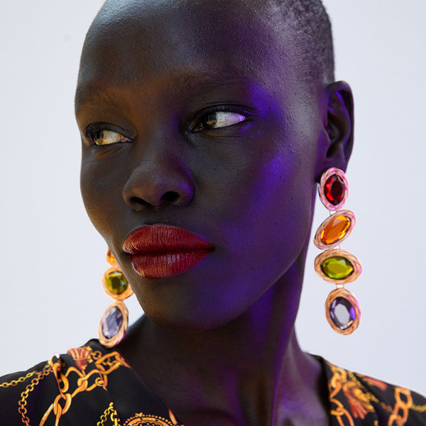 Hosszú női fülbevaló színes kövekkel