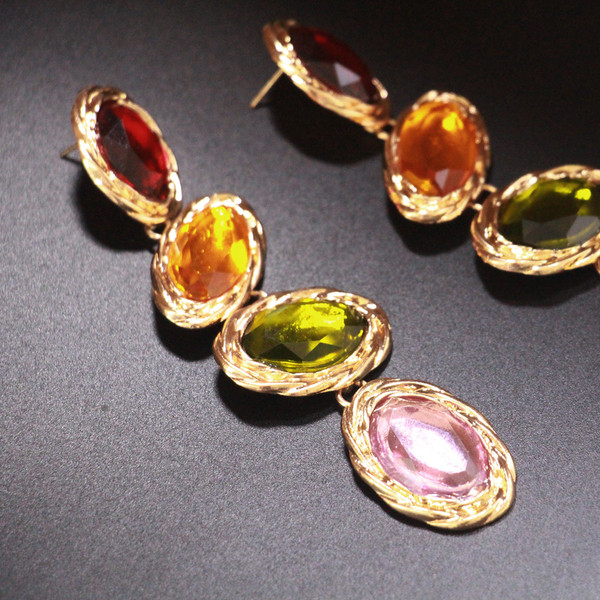 Hosszú női fülbevaló színes kövekkel