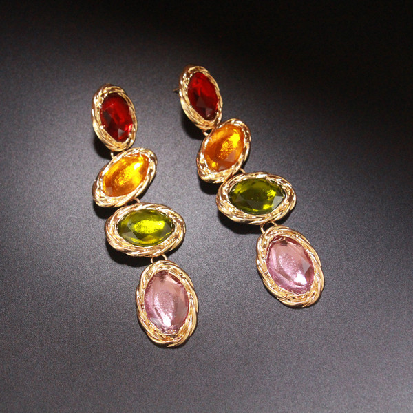 Hosszú női fülbevaló színes kövekkel