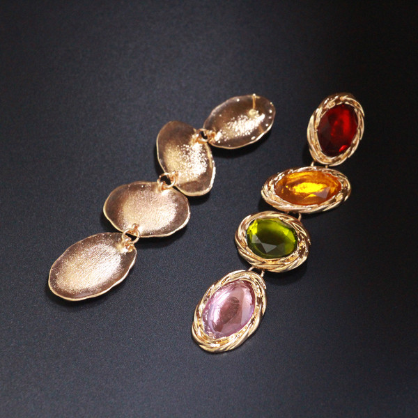 Hosszú női fülbevaló színes kövekkel