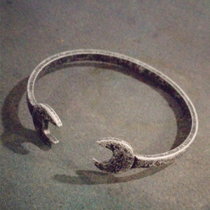 Μοντέρνο βραχιόλι σε τρεις αποχρώσεις