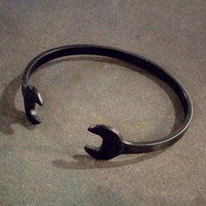 Μοντέρνο βραχιόλι σε τρεις αποχρώσεις