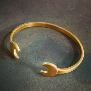 Μοντέρνο βραχιόλι σε τρεις αποχρώσεις