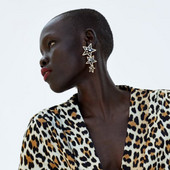 Modern női fülbevaló kövekkel fekete színben