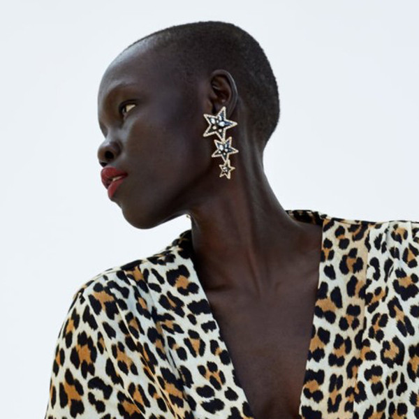 Modern női fülbevaló kövekkel fekete színben