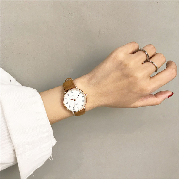 Stílusos női karóra öt színben