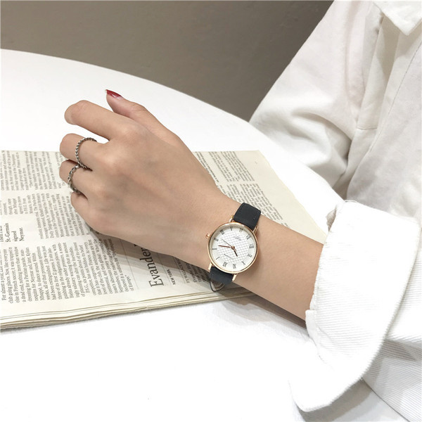 Stílusos női karóra öt színben