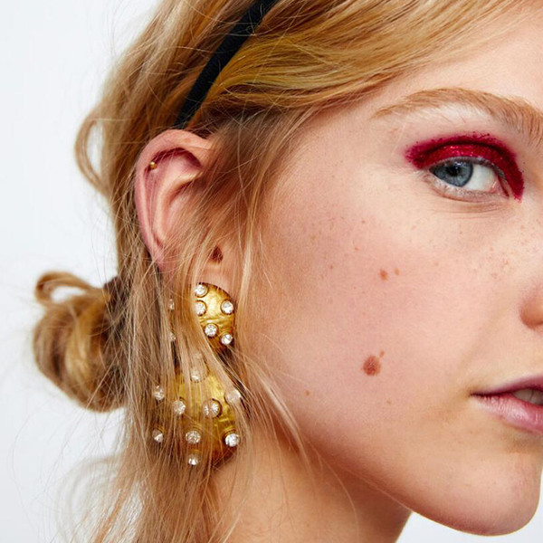 Hétköznapi női fülbevaló kövekkel, különböző színekben