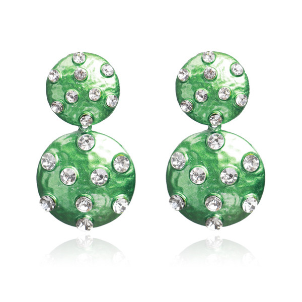 Hétköznapi női fülbevaló kövekkel, különböző színekben