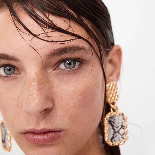 Modern női fülbevaló bőr elemekkel több színben