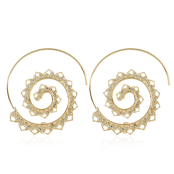 Ενδιαφέρουσα γυναικεία μοντέλα σκουλαρίκια σε χρυσό και ασημί χρώμα