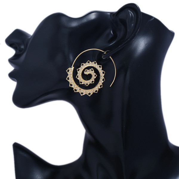 Ενδιαφέρουσα γυναικεία μοντέλα σκουλαρίκια σε χρυσό και ασημί χρώμα