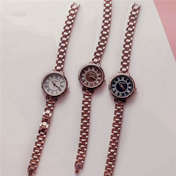 Három színben karkötős női karóra