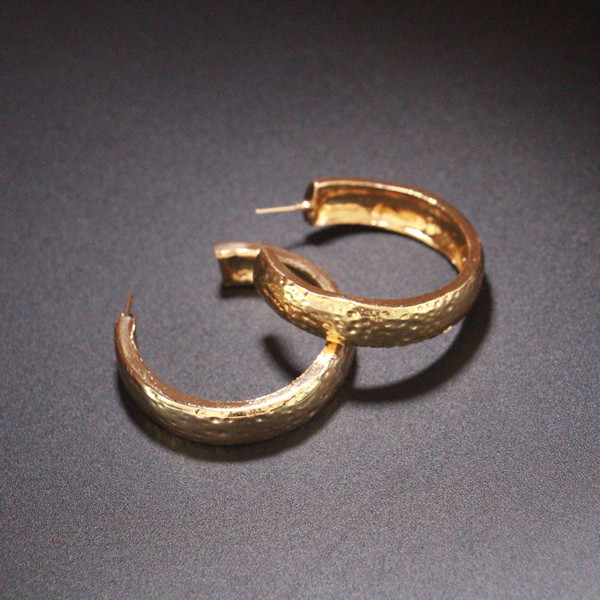 Női gyűrűk arany és ezüst színben