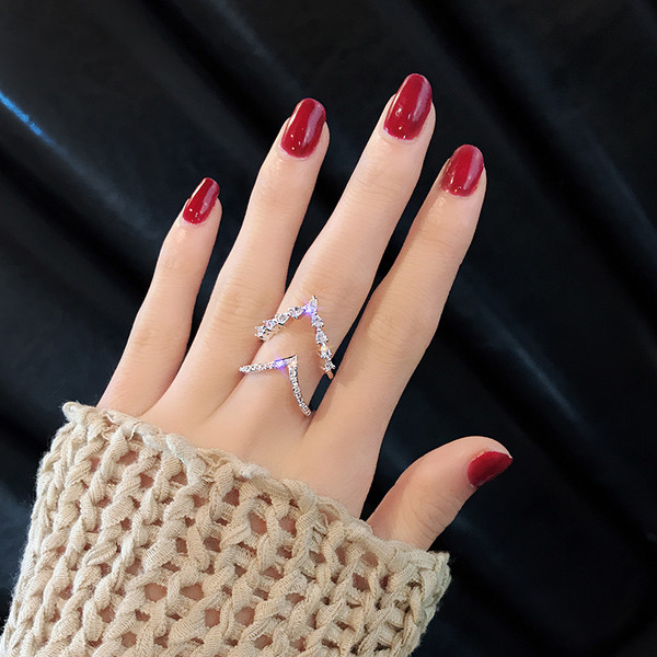 Γυναικείο δαχτυλίδι με έγχρωμες πέτρες σε δύο σχέδια