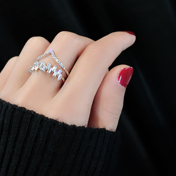 Γυναικείο δαχτυλίδι με έγχρωμες πέτρες σε δύο σχέδια