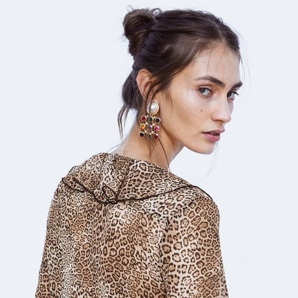 Modern női fülbevaló színes kövekkel