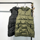 Μοντέρνο γυναικείο γιλέκο με κουκούλα για το φθινόπωρο και το χειμώνα σε μαύρο και πράσινο χρώμα