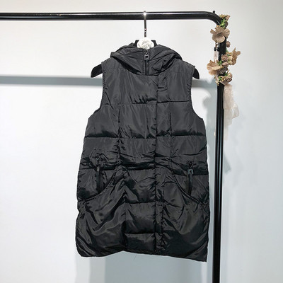 Μοντέρνο γυναικείο γιλέκο με κουκούλα για το φθινόπωρο και το χειμώνα σε μαύρο και πράσινο χρώμα