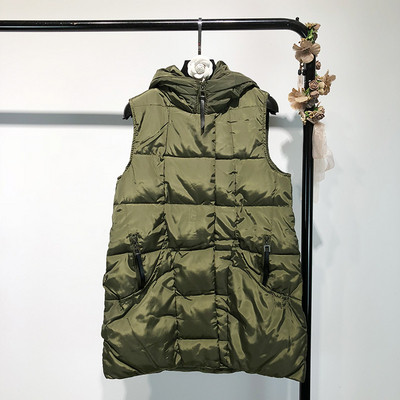 Μοντέρνο γυναικείο γιλέκο με κουκούλα για το φθινόπωρο και το χειμώνα σε μαύρο και πράσινο χρώμα