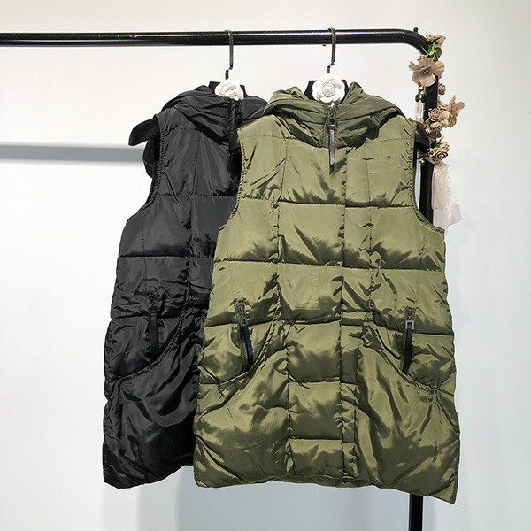 Μοντέρνο γυναικείο γιλέκο με κουκούλα για το φθινόπωρο και το χειμώνα σε μαύρο και πράσινο χρώμα