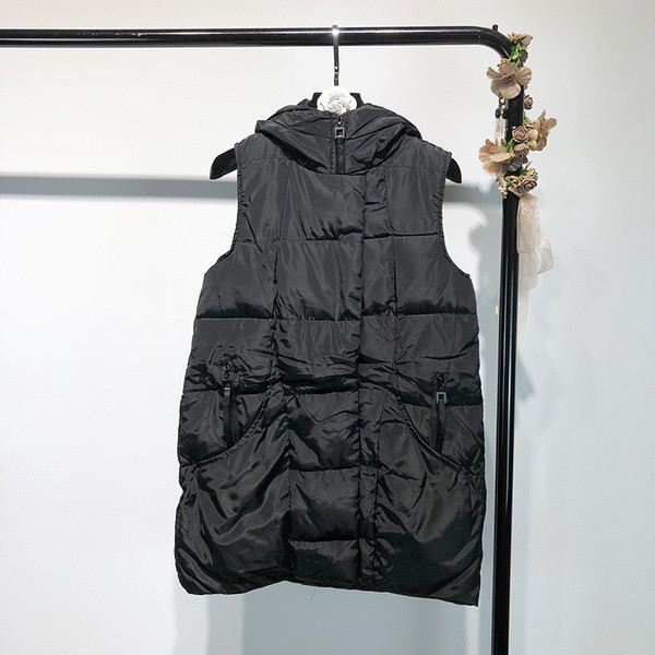 Μοντέρνο γυναικείο γιλέκο με κουκούλα για το φθινόπωρο και το χειμώνα σε μαύρο και πράσινο χρώμα