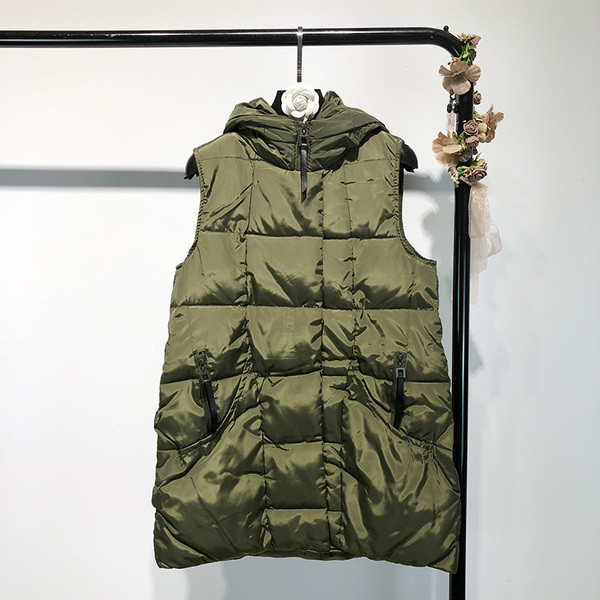 Μοντέρνο γυναικείο γιλέκο με κουκούλα για το φθινόπωρο και το χειμώνα σε μαύρο και πράσινο χρώμα