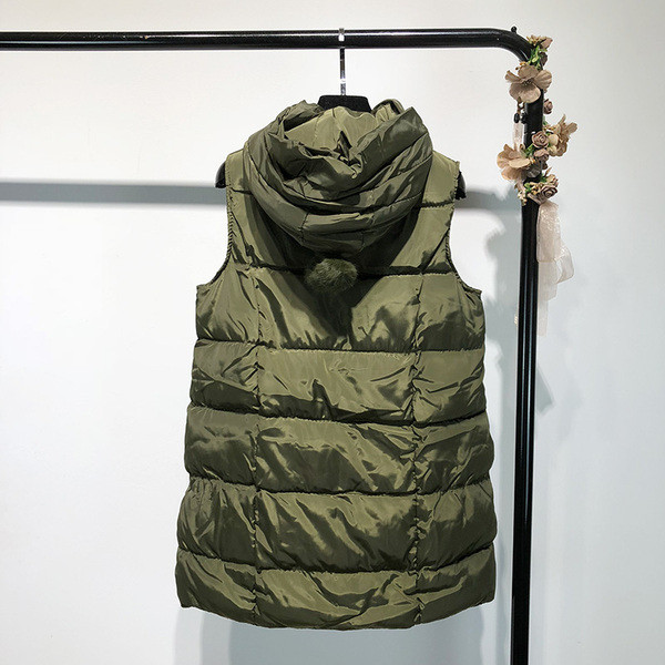 Μοντέρνο γυναικείο γιλέκο με κουκούλα για το φθινόπωρο και το χειμώνα σε μαύρο και πράσινο χρώμα