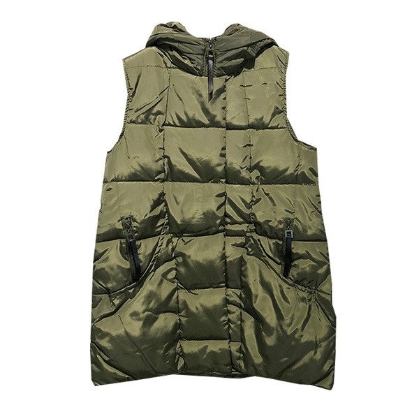 Μοντέρνο γυναικείο γιλέκο με κουκούλα για το φθινόπωρο και το χειμώνα σε μαύρο και πράσινο χρώμα